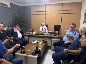 في إطار تعزيز التعاون والتشبيك المؤسساتي وفد من شرطة المدينة يزرة م.ميرفت غزال مدير عام الحكم المحلي في المحافظة 