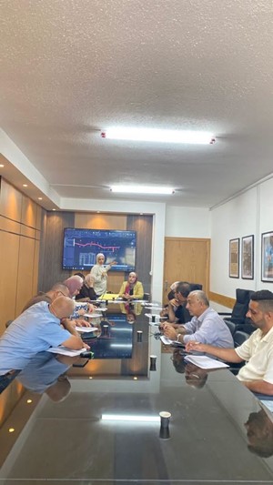 عقدت اللجنة الإقليمية للتخطيط والبناء جلستها رقم 13/2026 بحضور مدير عام الحكم المحلي المهندسة ميرفت غزال ومدراء الدوائر واعضاء اللجنة الإقليمية بالمحافظة 