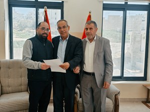 مدير عام الحكم المحلي أ.عز الدين العطاونة يقوم بتسليم اعمال بلدية بيت كاحل اليوم الثلاثاء الموافق 3/3/2026.
