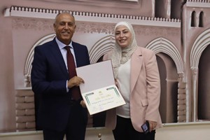 محافظ جنين كمال أبو الرب يكرم مدير عام الحكم المحلي م.ميرفت غزال الى جانب اعضاء المجالس التنفيذي ومدراء الدوائر الحكومية تقديرا لجهودهم في اداء مهامهم وخدمة المواطنين