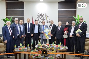 معالي وزير الحكم المحلي في زيارة للجامعات في محافظة الخليل

