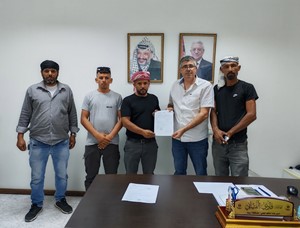 الفتياني يسلّم قرار تشكيل لجنة التجمع البدوي النبي موسى لأعضاء اللجنة