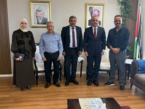 مقبل، مع رئيس غرفة تجارة وصناعة محافظة الخليل