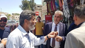وزير الحكم المحلي يتفقد احتياجات اهالي البلدة القديمة بالخليل ويُشيد بصمودهم ويترأس اجتماع لجنة الاعمار