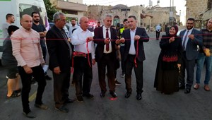 وزير الحكم المحلي يفتتح مشروع تأهيل وتعبيد شارع السوق العام في مدينة سلفيت 